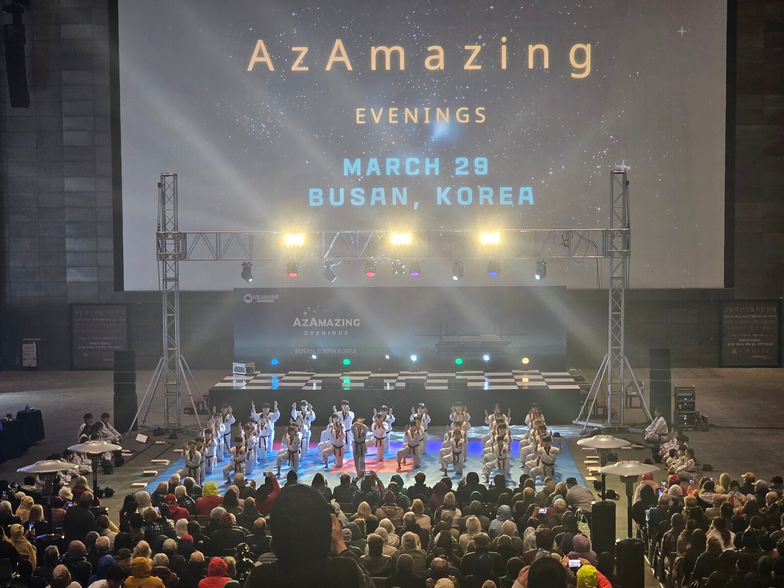 야외 축제 대형 스크린과 관객